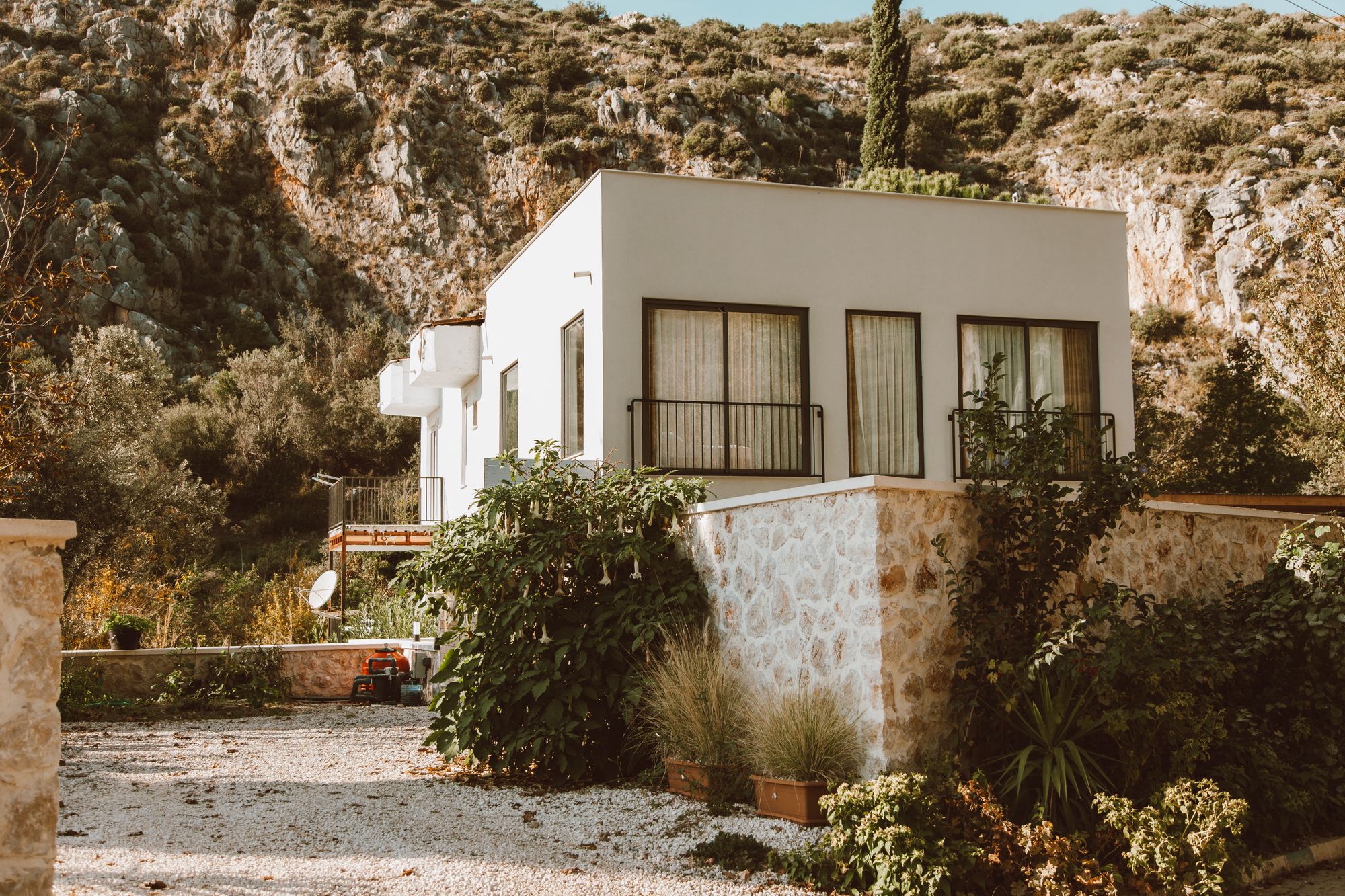 Modern house in a desert setting — architectural reference